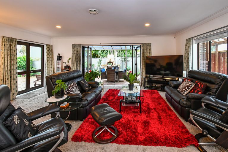 Photo of property in 2/27 Queen Street, Papakura, 2110