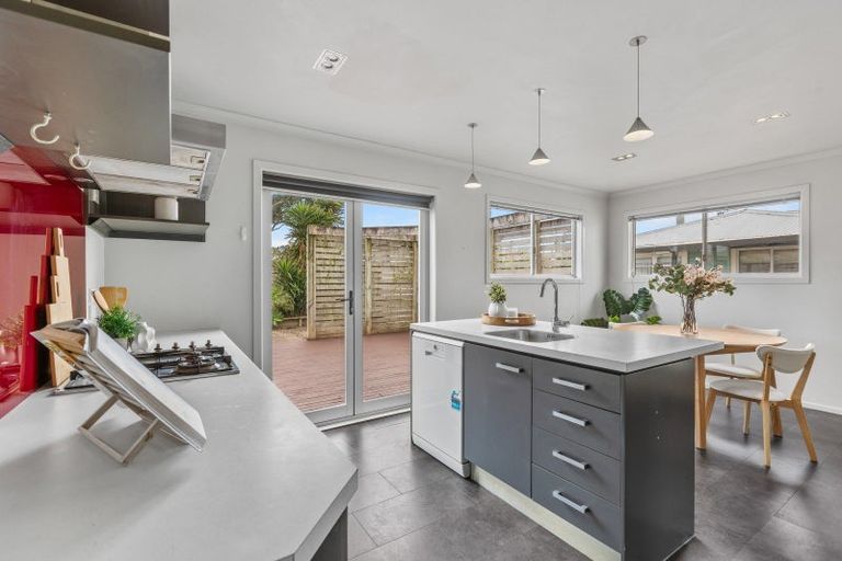 Photo of property in 27 Rospeath Crescent, Spotswood, New Plymouth, 4310