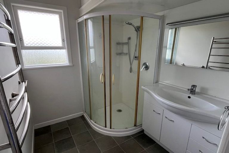 Photo of property in 11 Thomas Rea Place, Te Atatu South, Auckland, 0610