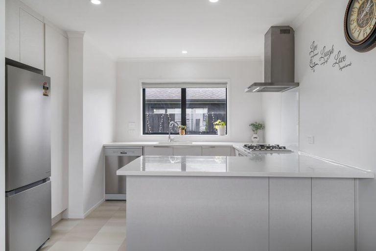 Photo of property in 15 Biplane Street, Takanini, 2112