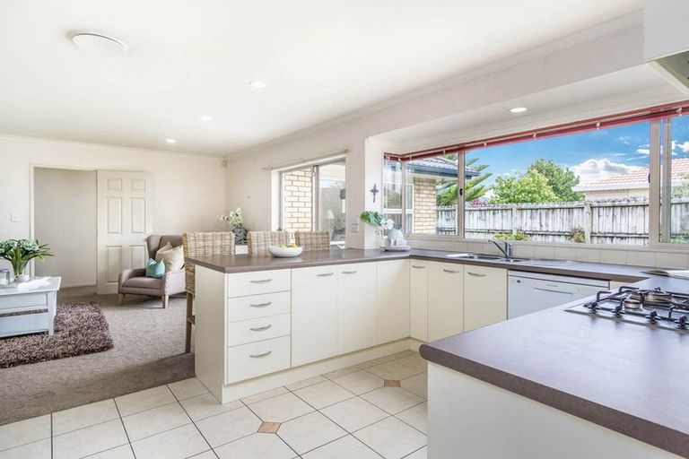 Photo of property in 4 Brosna Place, East Tamaki, Auckland, 2016