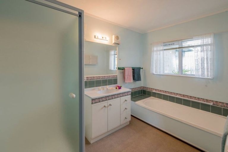 Photo of property in 6 Cranbrook Grove, Waikanae, 5036