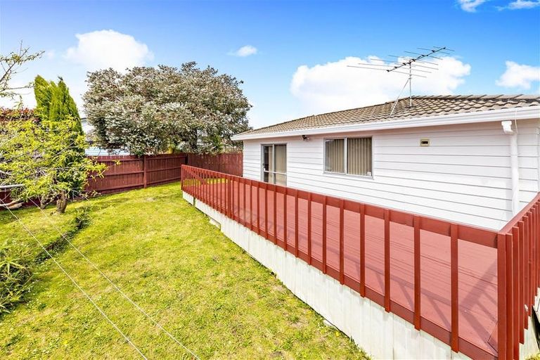 Photo of property in 2/35 Taitimu Drive, Weymouth, Auckland, 2103