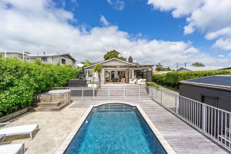 Photo of property in 8 Westwell Road, Belmont, Auckland, 0622