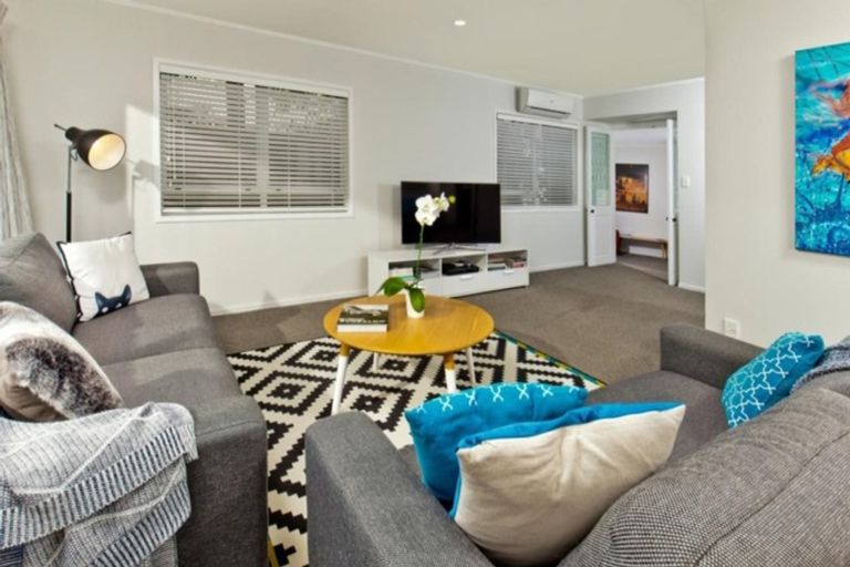 Photo of property in 19 Sunward Rise, Glenfield, Auckland, 0629