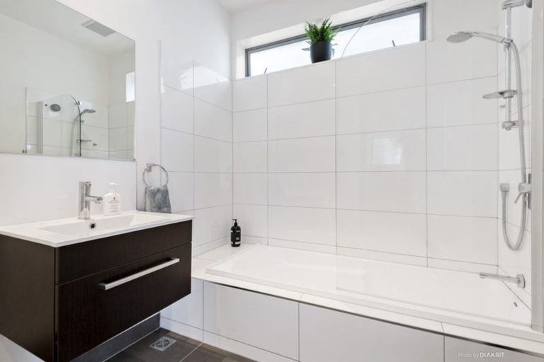 Photo of property in 77 Tiketike Way, Brooklyn, Wellington, 6021