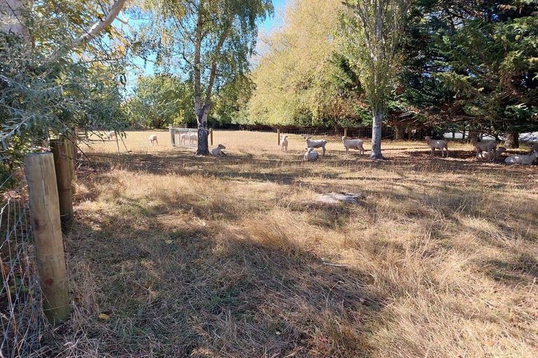 Photo of property in 72 Timaru Road, Waimate, 7924