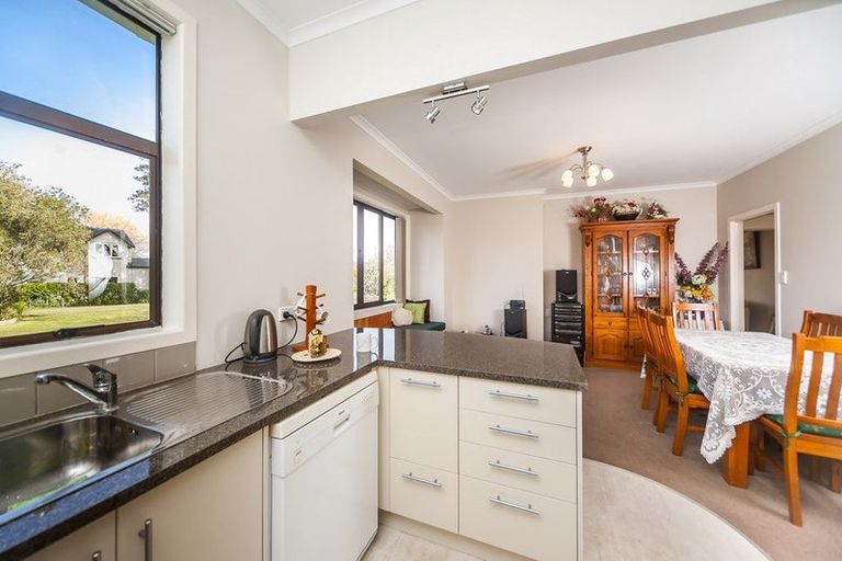 Photo of property in 190 Boord Crescent, Kumeu, 0891