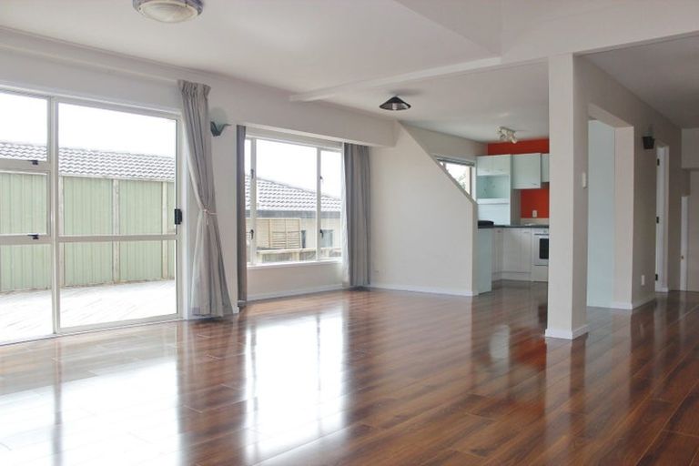 Photo of property in 1/32a Bronzewing Terrace, Unsworth Heights, Auckland, 0632