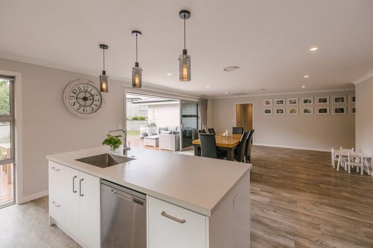 Photo of property in 1 Waimarama Court, Roslyn, Palmerston North, 4414