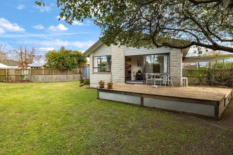 Photo of property in 21 Clivedon Place, Redwood, Christchurch, 8051