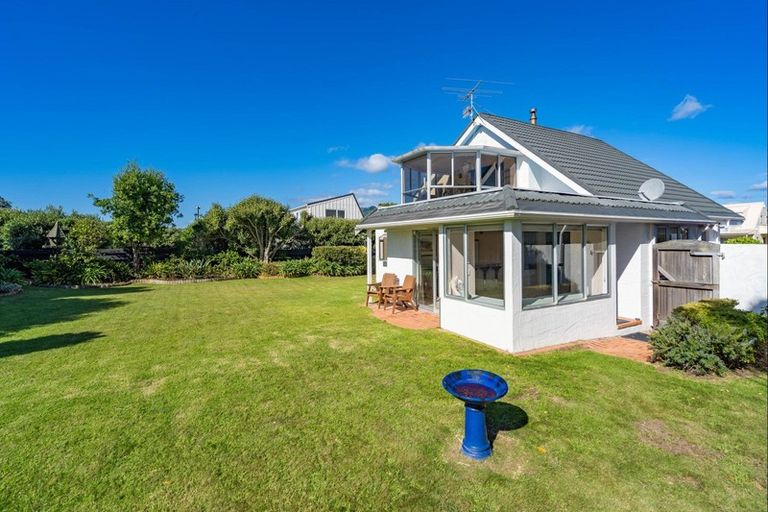Photo of property in 113 Field Way, Waikanae Beach, Waikanae, 5036