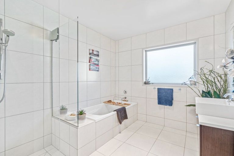 Photo of property in 36 Karoro Road, One Tree Point, 0118