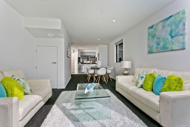 Photo of property in 5/15 Chivalry Road, Glenfield, Auckland, 0629