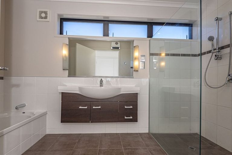 Photo of property in 5 Paradise Point Place, One Tree Point, 0118