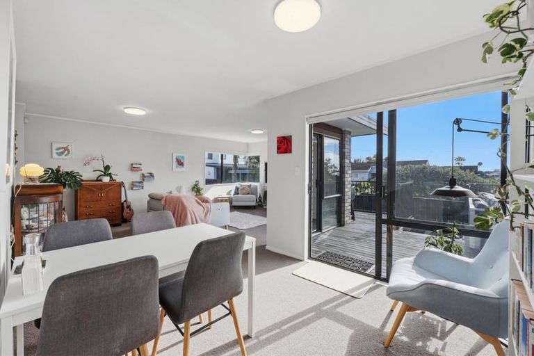 Photo of property in 2/102 Sandspit Road, Shelly Park, Auckland, 2014