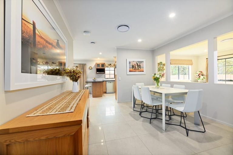 Photo of property in 15 Graven Court, Henderson, Auckland, 0612