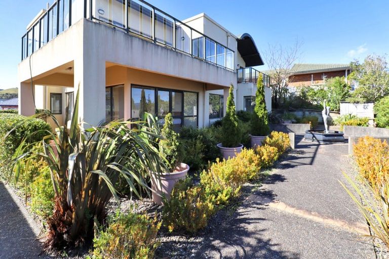 Photo of property in 122 Viewmont Drive, Harbour View, Lower Hutt, 5010