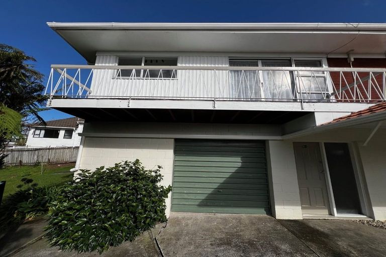 Photo of property in 2/3 Sovereign Place, Glenfield, Auckland, 0629