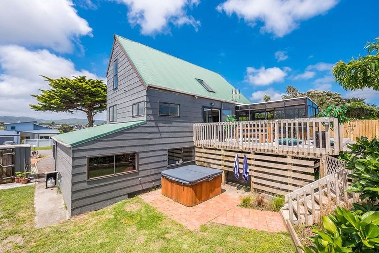 Photo of property in 189 Tutere Street, Waikanae Beach, Waikanae, 5036