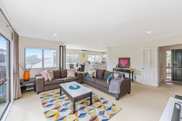 Photo of property in 17 Coralsea Way, Arkles Bay, Whangaparaoa, 0932