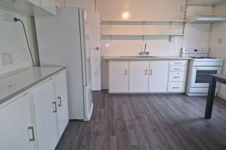 Photo of property in 7 Balmain Street, Newlands, Wellington, 6037