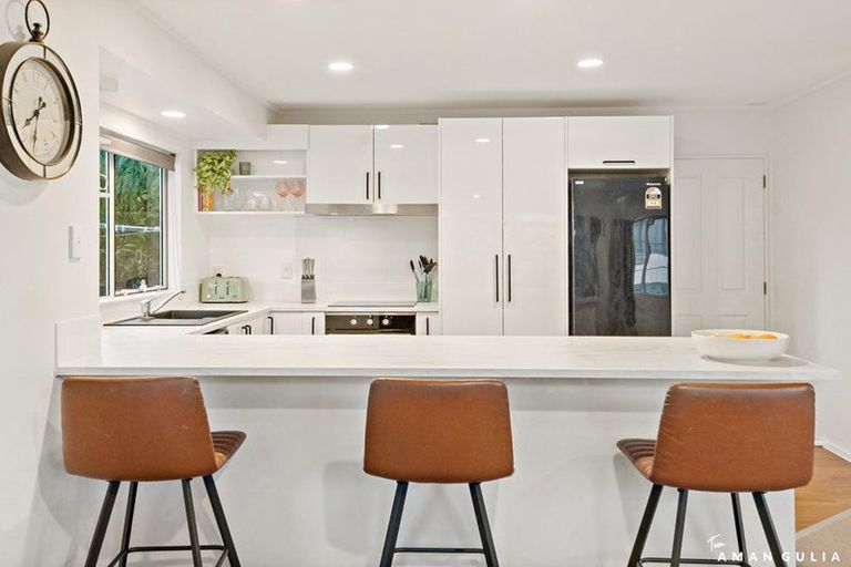 Photo of property in 6 Lorikeet Place, Unsworth Heights, Auckland, 0632