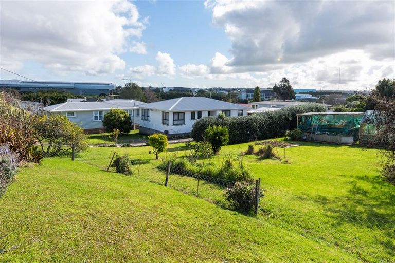 Photo of property in 72a Sylvan Crescent, Te Atatu South, Auckland, 0610