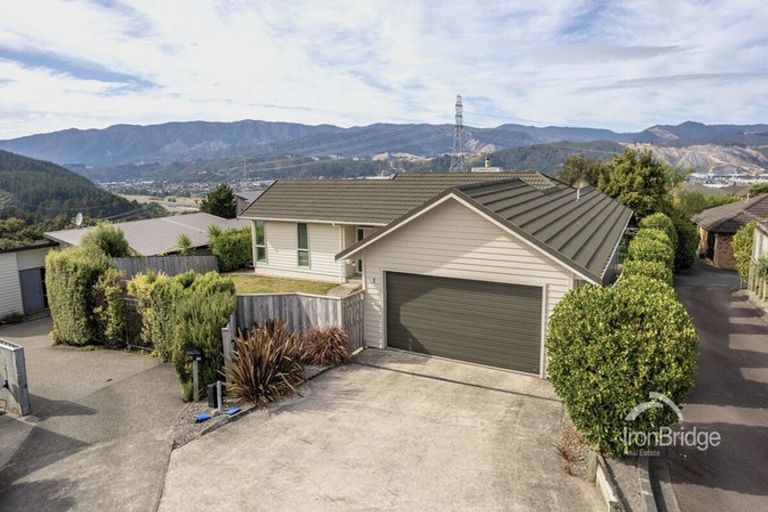 Photo of property in 31 Mcewen Crescent, Riverstone Terraces, Upper Hutt, 5018