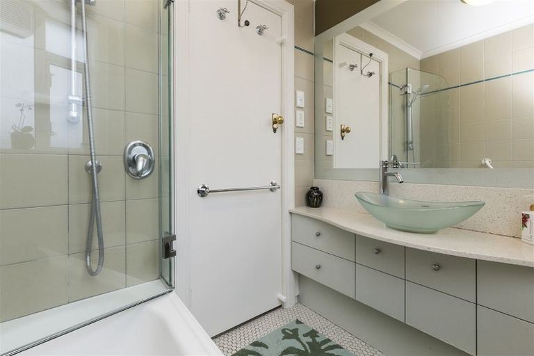 Photo of property in Owd Trafford Flats, 17 Brougham Street, Mount Victoria, Wellington, 6011