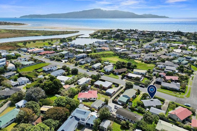 Photo of property in 88 Queens Road, Waikanae Beach, Waikanae, 5036