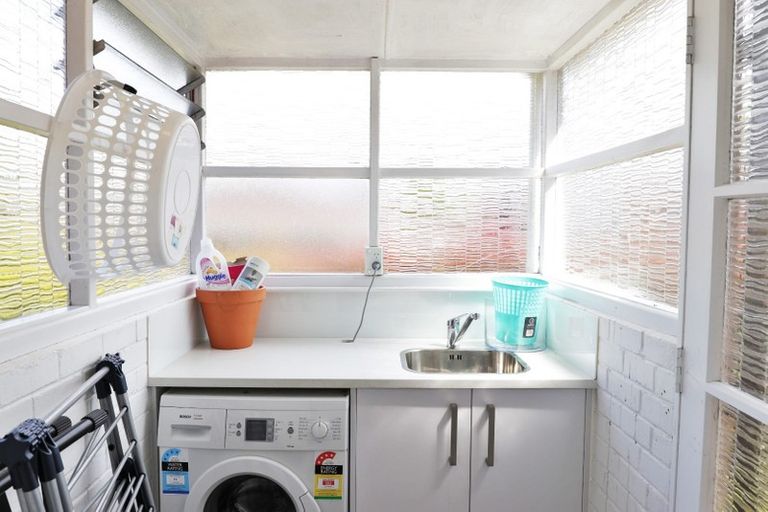 Photo of property in 2/7 Roberts Avenue, Bayswater, Auckland, 0622