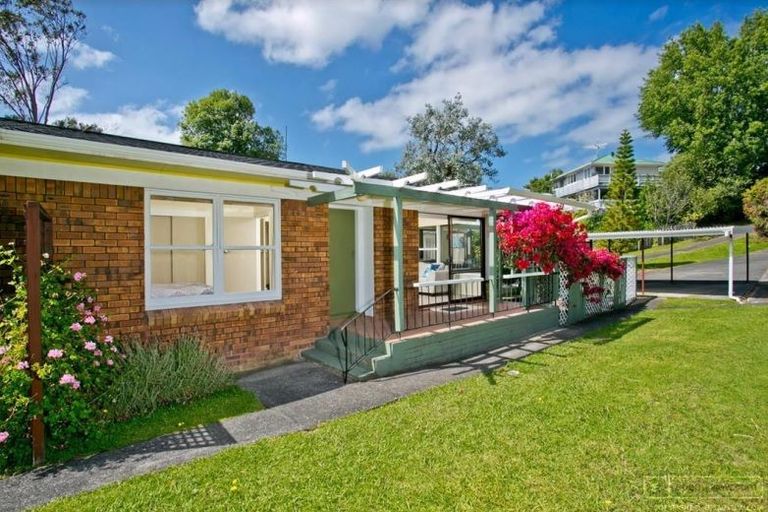 Photo of property in 1/53 Ayton Drive, Totara Vale, Auckland, 0629
