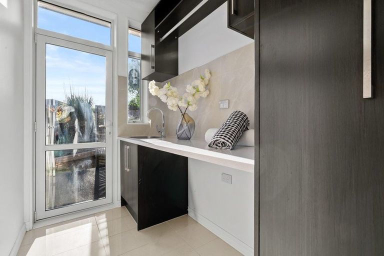 Photo of property in 16 Michael Bosher Way, Flat Bush, Auckland, 2019