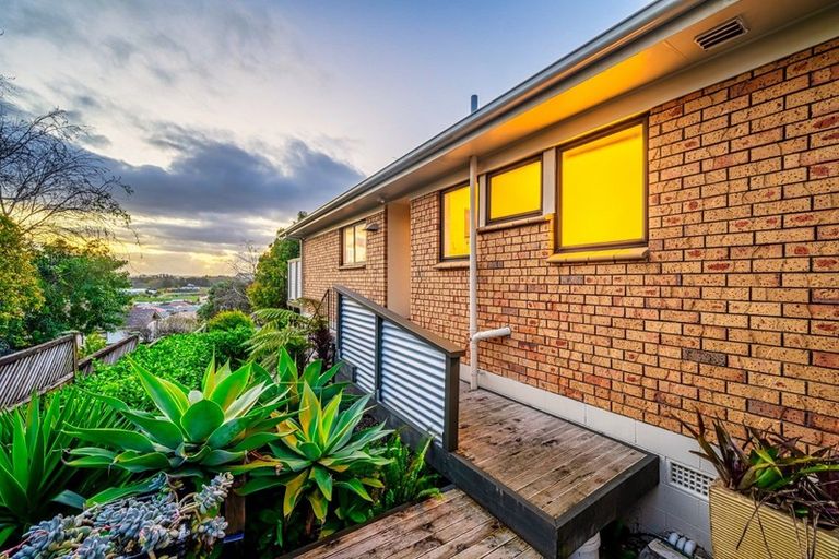 Photo of property in 19 Glenshee Place, Highland Park, Auckland, 2010