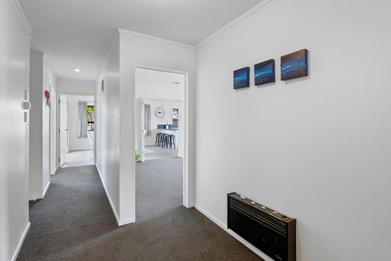 Photo of property in 6 Highbury Drive, Levin, 5510