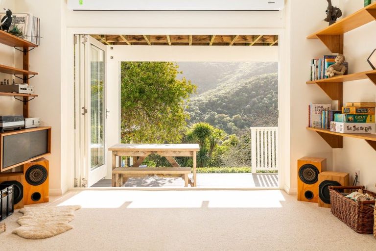 Photo of property in 167 Totara Road, Miramar, Wellington, 6022