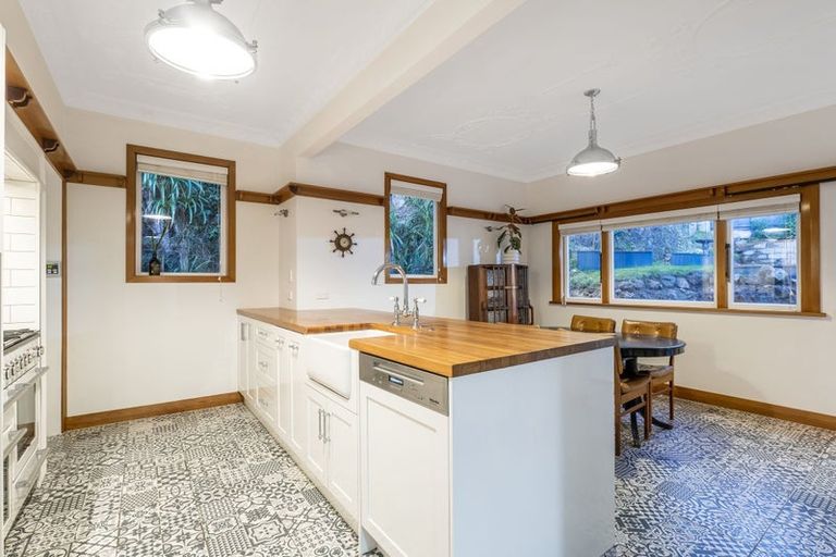 Photo of property in 102 Paremata Road, Paremata, Porirua, 5024