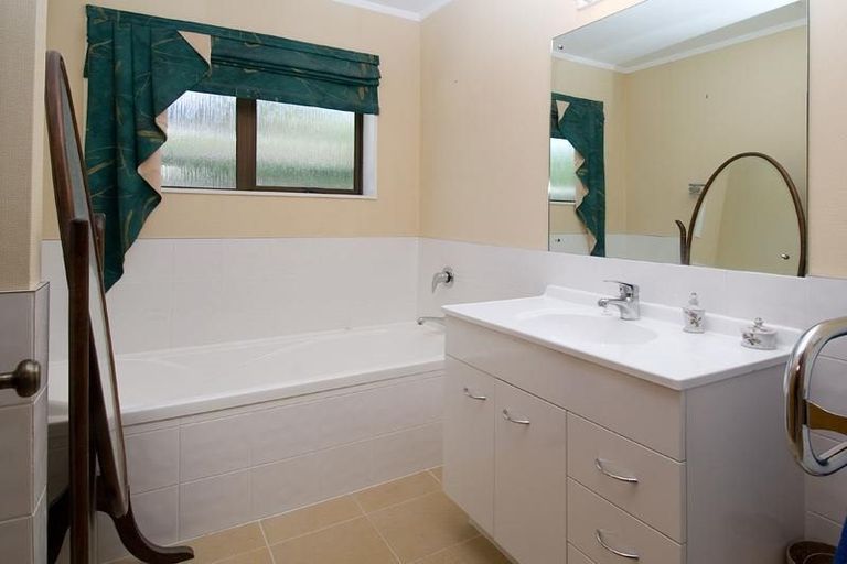 Photo of property in 2/9 Kallaroo Place, Botany Downs, Auckland, 2010