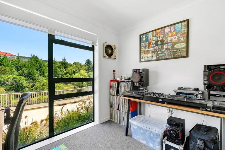 Photo of property in 2 Ara Paripari, Tawa, Wellington, 5028