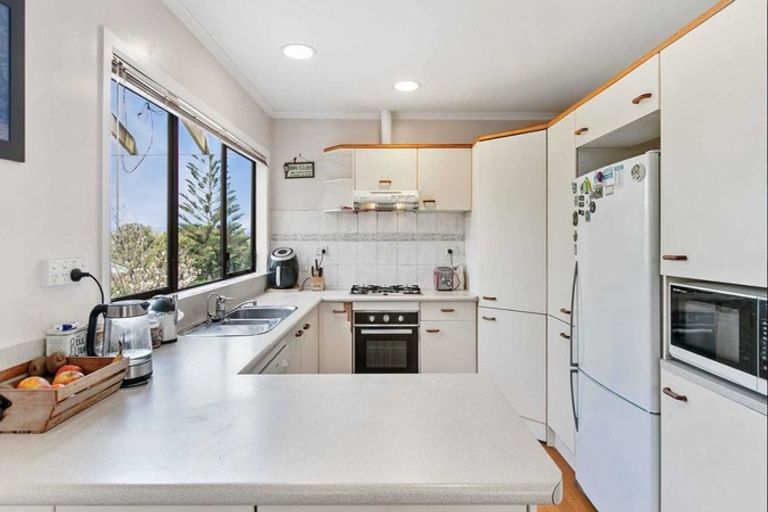 Photo of property in 12 Ellesmere Crescent, Pakuranga Heights, Auckland, 2010