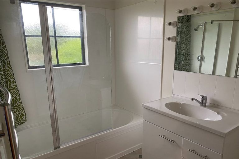 Photo of property in 2 Marram Way, Peka Peka, Waikanae, 5391