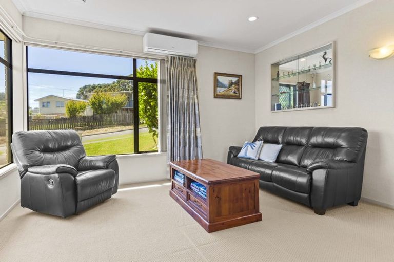 Photo of property in 8 Jelas Road, Red Beach, 0932