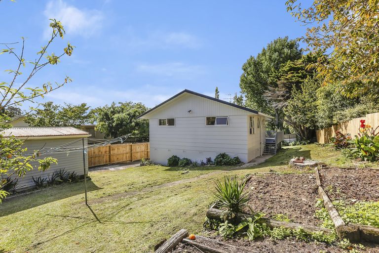 Photo of property in 16 Onedin Place, Titirangi, Auckland, 0604