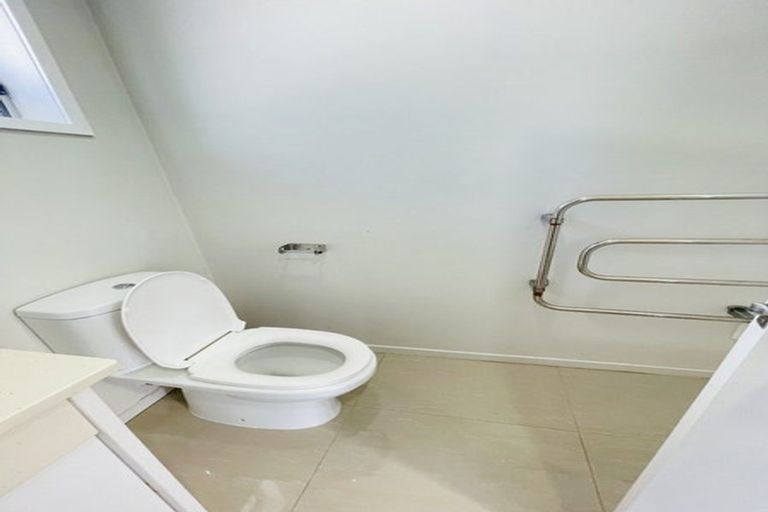 Photo of property in 16 Nan Place, Pakuranga Heights, Auckland, 2010