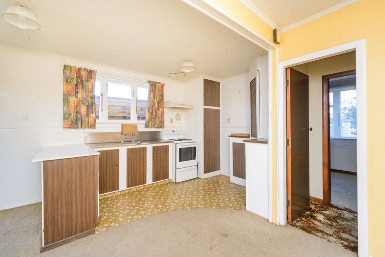 Photo of property in 60 Exeter Crescent, Takaro, Palmerston North, 4412