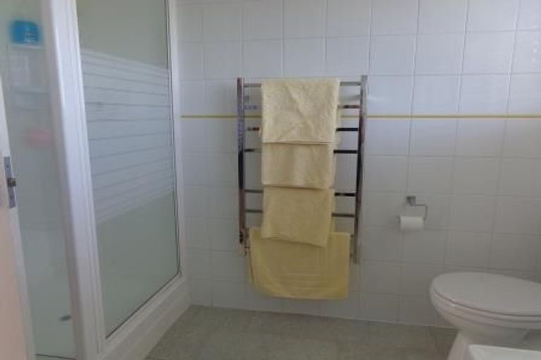 Photo of property in 18 Marina View Drive, West Harbour, Auckland, 0618