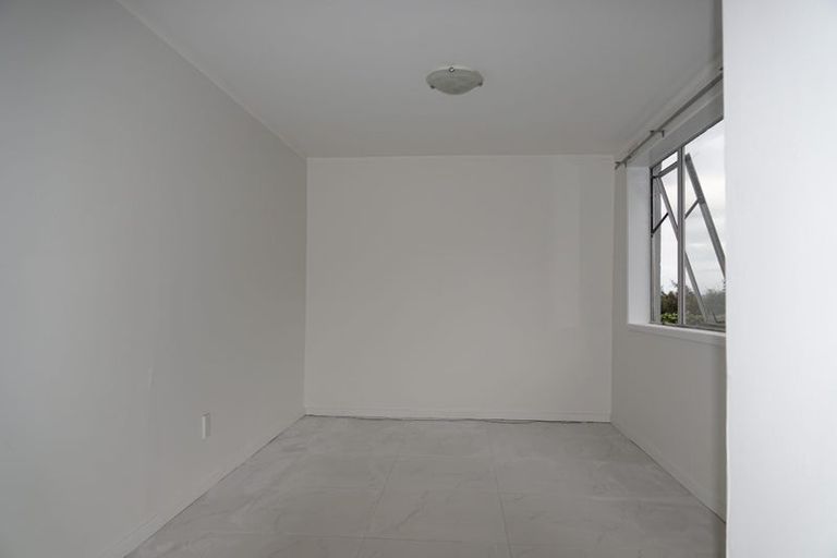 Photo of property in 1/609 Glenfield Road, Totara Vale, Auckland, 0629