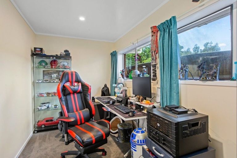 Photo of property in 20 Edgewater Grove, Orewa, 0931