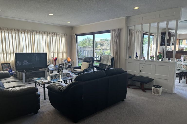 Photo of property in 32 Borrowdace Avenue, Botany Downs, Auckland, 2010